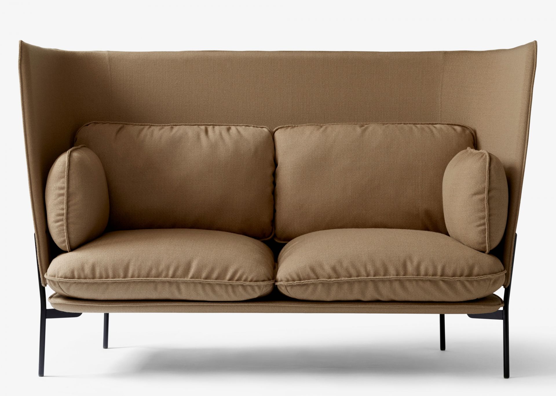 Beige Cloud Sofa von AndTradition mit hoher Rückenlehne und schwarzen Füßen. Gemütliches 2-Sitzer Sofa.